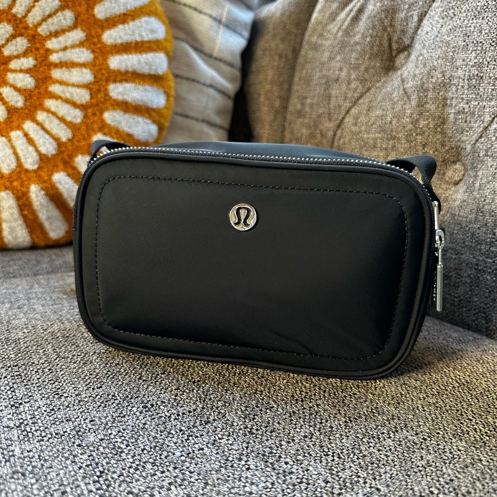 Lululemon Crossbody Camera Bag 2L Black Silver